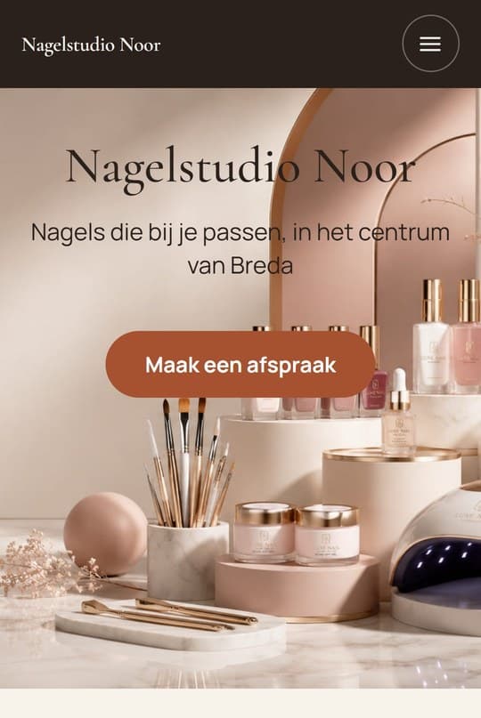De website van Nagelstudio Noor op een telefoon